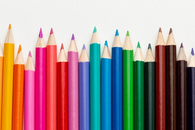 Postura plana de arranjo de lápis coloridos
