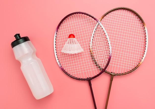 Foto grátis postura plana de badminton com garrafa de água