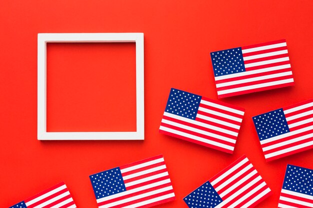 Postura plana de bandeiras americanas com moldura