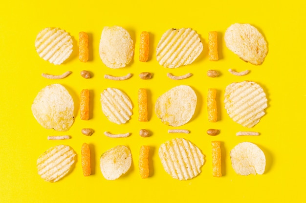 Foto grátis postura plana de batatas fritas e sopros de queijo