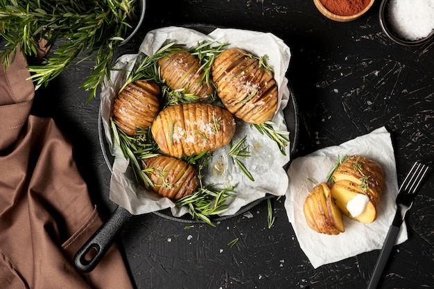 Foto grátis postura plana de batatas na panela com alecrim e outras especiarias