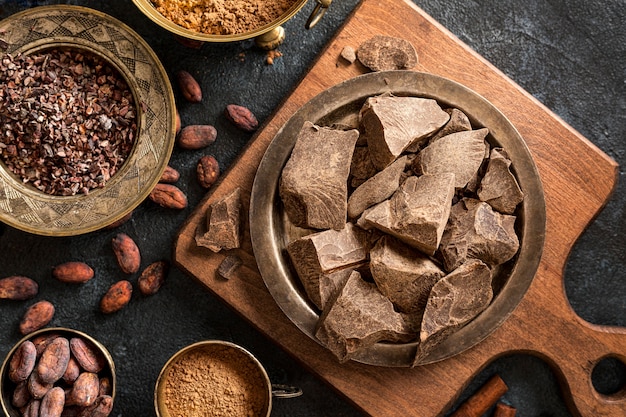 Postura plana de chocolate com cacau e pó