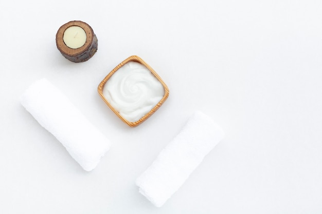 Foto grátis postura plana de creme de manteiga corporal no fundo branco