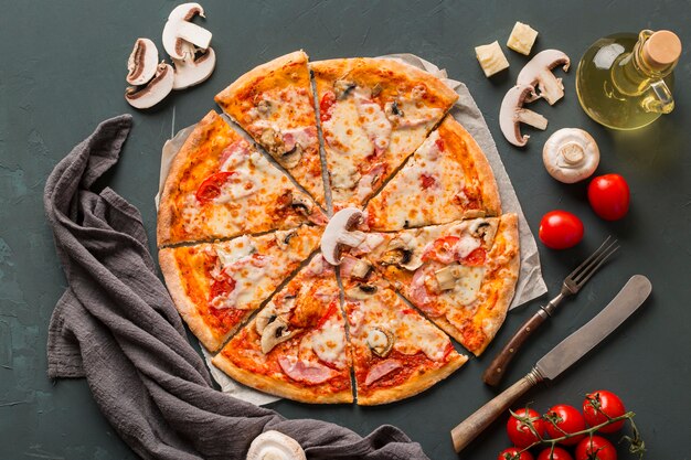 Postura plana de deliciosa pizza com cogumelos