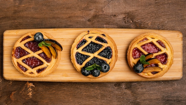 Postura plana de deliciosas tortas de frutas com ameixas