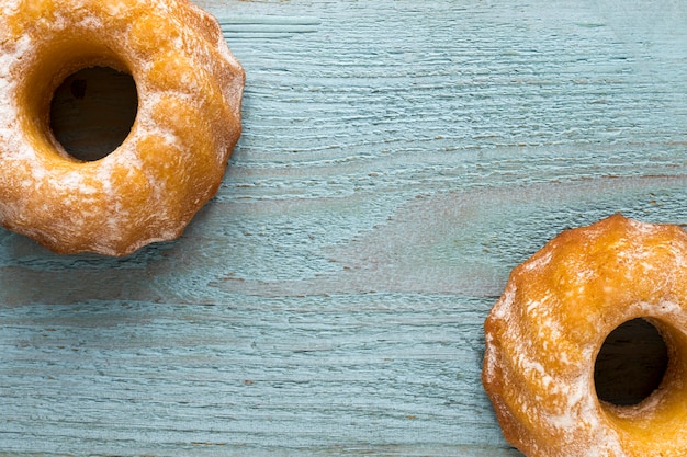 Postura plana de donuts na superfície de madeira