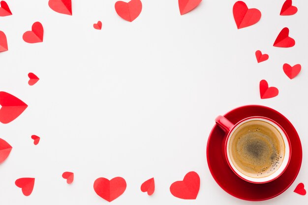 Postura plana de formas de coração de papel e café para dia dos namorados