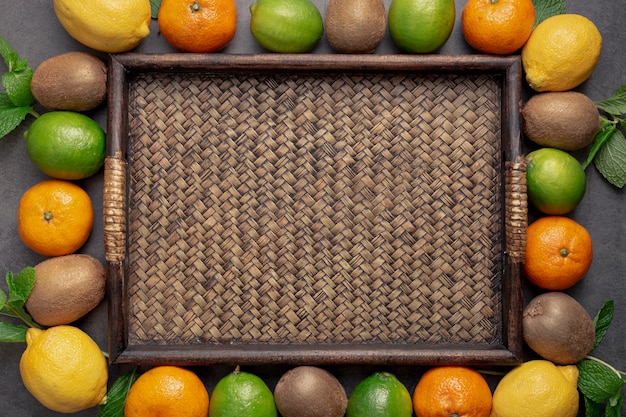 Postura plana de frutas ao redor da bandeja