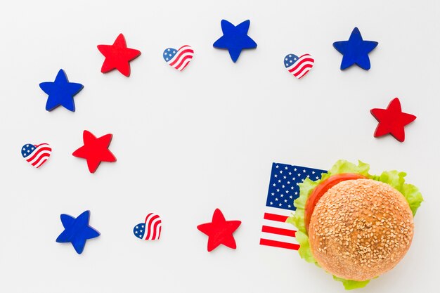 Postura plana de hambúrguer com bandeiras americanas e estrelas