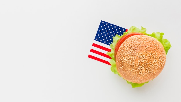 Postura plana de hambúrguer com espaço de cópia e bandeira americana