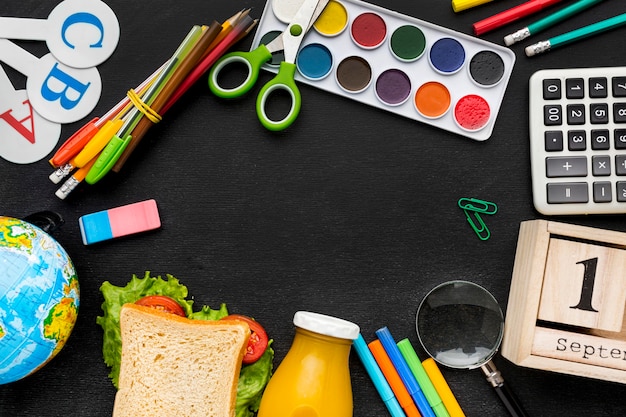 Postura plana de itens essenciais da escola com sanduíche e aquarela
