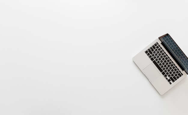 Foto grátis postura plana de laptop de computador isolado em fundo branco