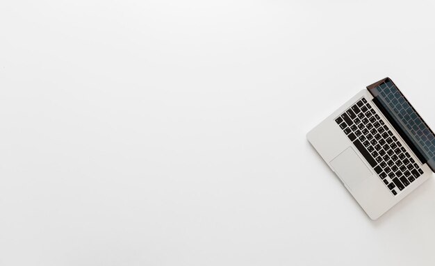Postura plana de laptop de computador isolado em fundo branco