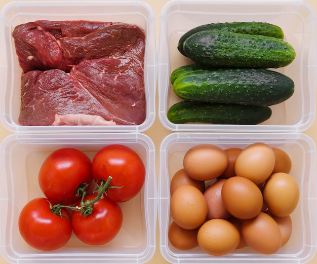 Foto grátis postura plana de legumes, carne crua e ovos