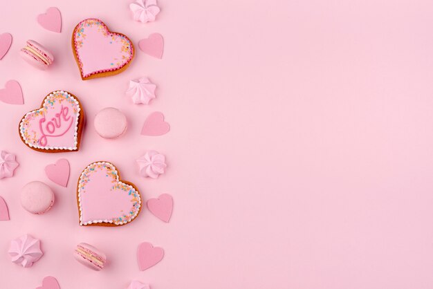 Postura plana de macarons e biscoitos em forma de coração para dia dos namorados