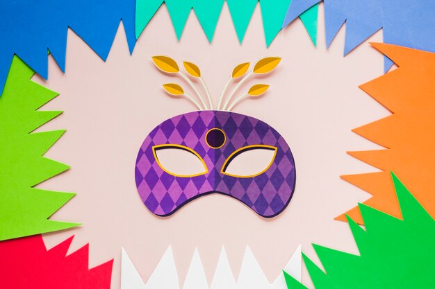 Postura plana de máscara de carnaval com recortes de papel
