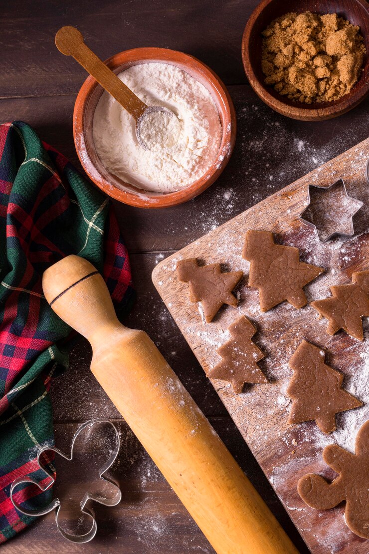 Foto grátis postura plana de massa de biscoito de natal com formas de árvore de natal