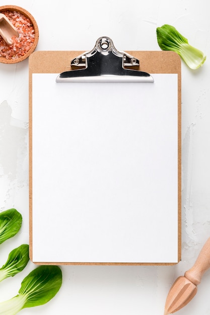 Postura plana de menu em branco com folhas