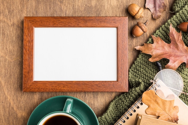 Foto grátis postura plana de moldura com folhas de outono e café