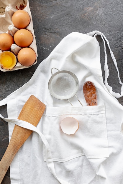 Foto grátis postura plana de ovos e utensílios de cozinha