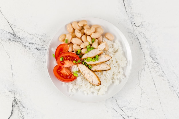 Postura plana de prato com arroz e feijão
