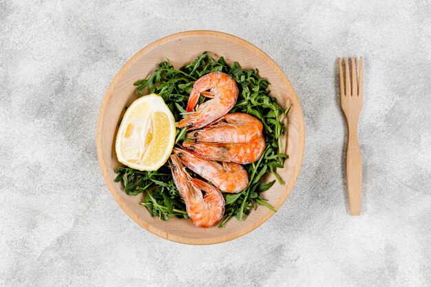 Postura plana de prato com camarão na salada com limão