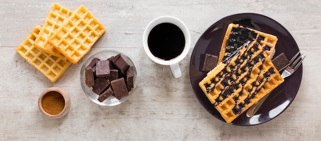 Postura plana de prato com chocolate e waffles