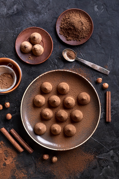 Foto grátis postura plana de prato com doces de chocolate e paus de canela