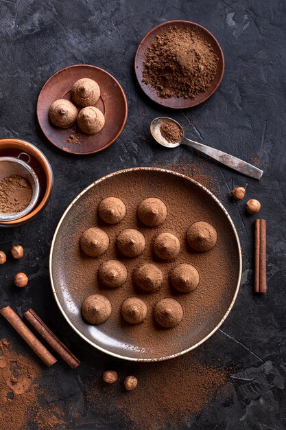 Postura plana de prato com doces de chocolate e paus de canela