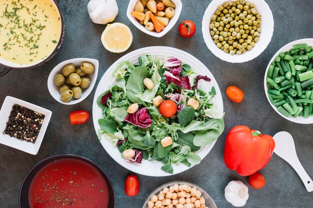 Postura plana de pratos com salada e tomate cereja