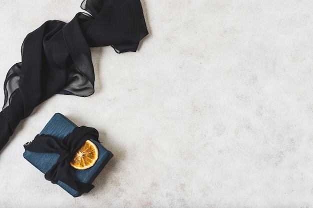 Foto grátis postura plana de presente com espaço de fatia e cópia de citros