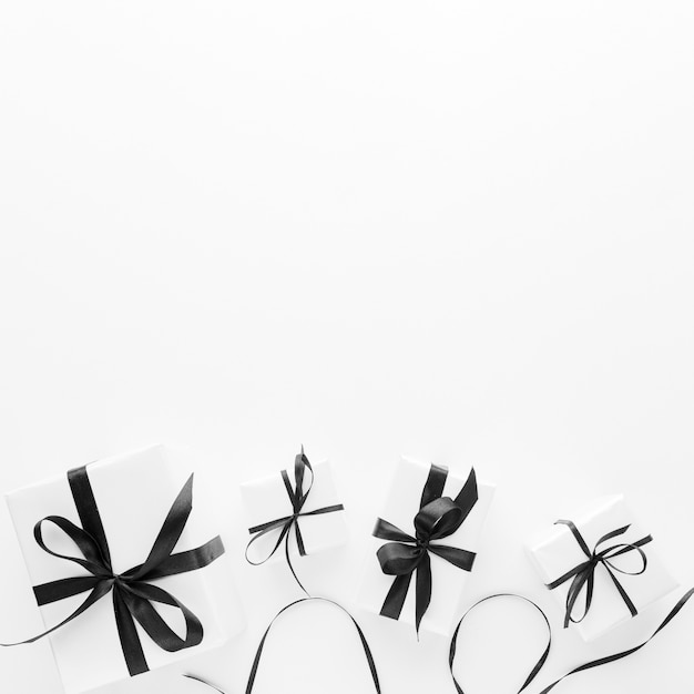 Foto grátis postura plana de presentes elegantes com espaço de cópia