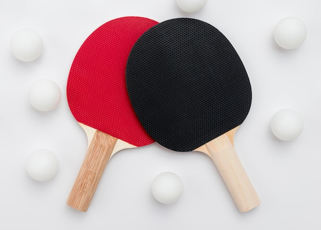 Foto grátis postura plana de raquetes de ping pong com bolas