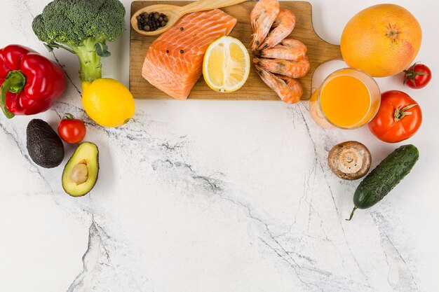 Postura plana de salmão e camarão com legumes