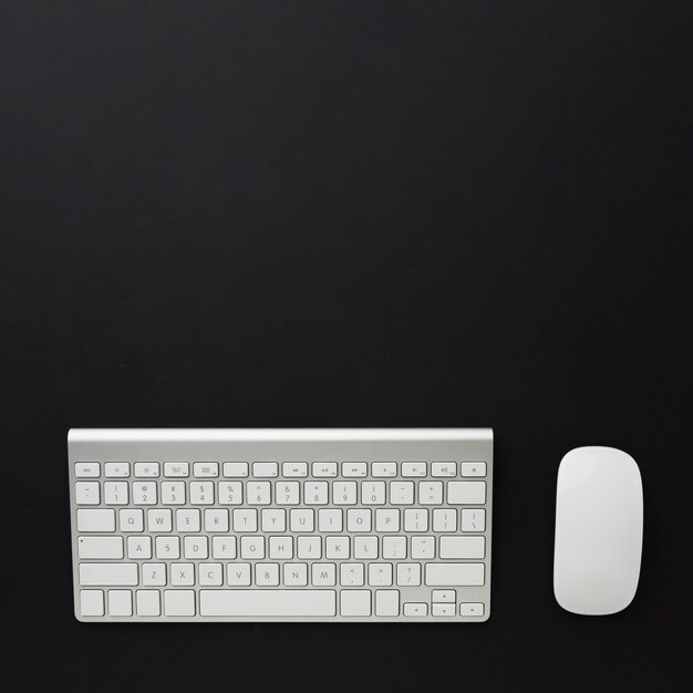 Postura plana de teclado e mouse na área de trabalho