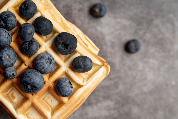 Postura plana de waffles empilhados com mirtilos na parte superior