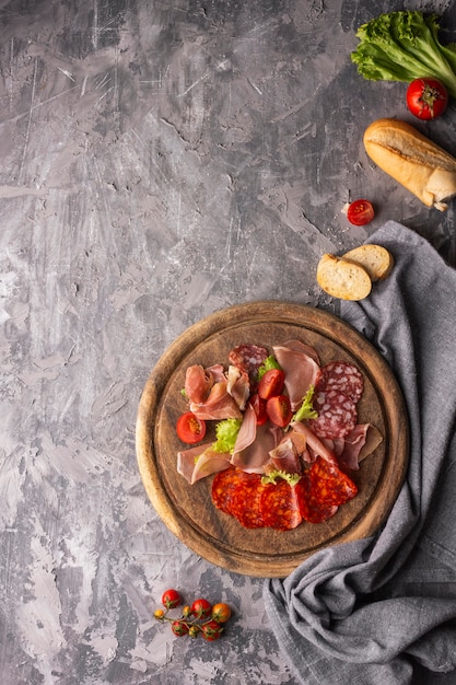 Foto grátis postura plana do conceito de carne com espaço de cópia