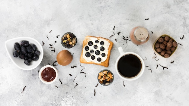 Foto grátis postura plana do conceito de delicioso café da manhã