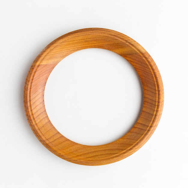 Postura plana do conceito de moldura de madeira redonda