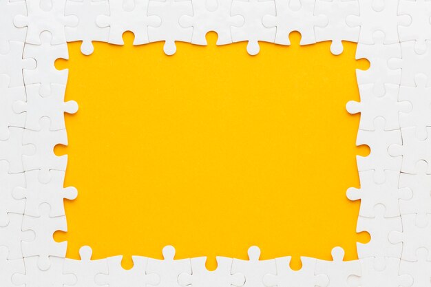Postura plana do conceito de quadro de quebra-cabeça