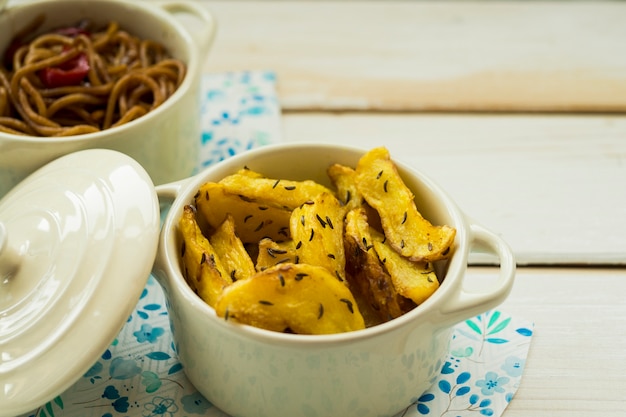 Pote de cerâmica com batatas deliciosas