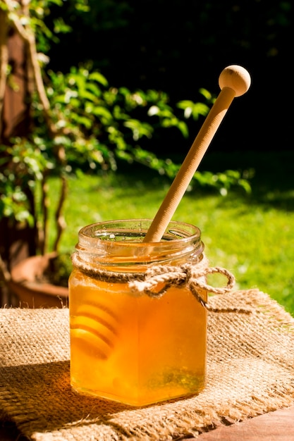 Foto grátis pote de mel com colher