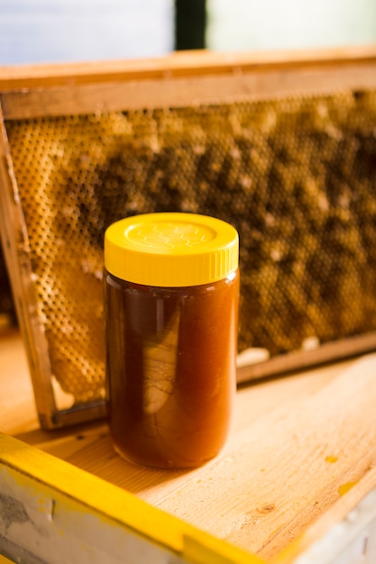 Foto grátis pote de mel com tampa amarela