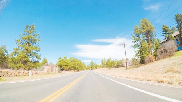 Pov-driving em estrada pavimentada rural no colorado.