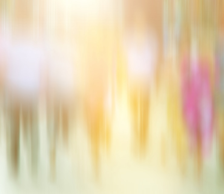 Foto grátis povos borrados que andam