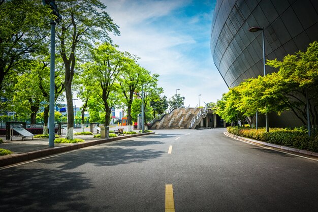 Praça pública com piso de estrada vazio no centro da cidade