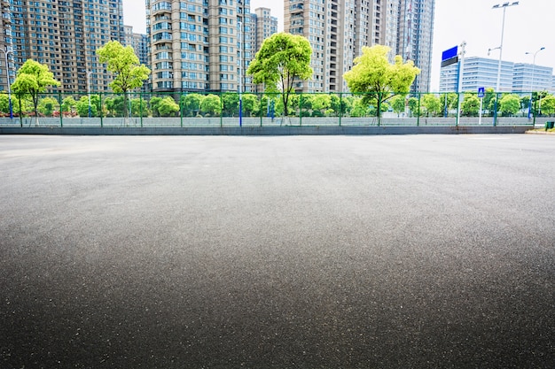 Praça pública com piso de estrada vazio no centro da cidade