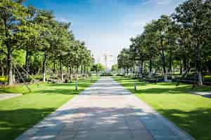 Foto grátis praça pública com piso de estrada vazio no centro da cidade