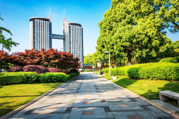 Praça pública com piso de estrada vazio no centro da cidade