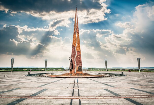 Praça pública com piso de estrada vazio no centro da cidade